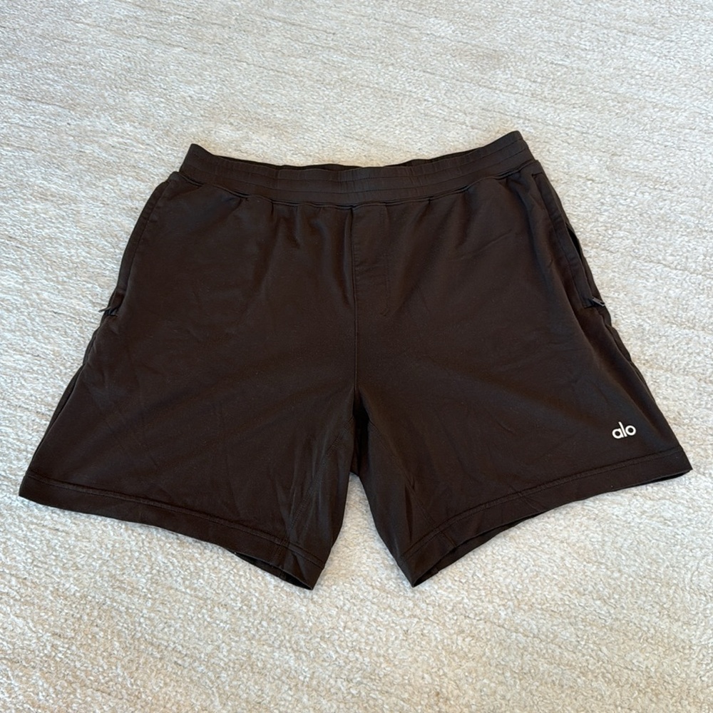 Men’s ALO yoga conquer react performance shorts 7” size M - espresso brown